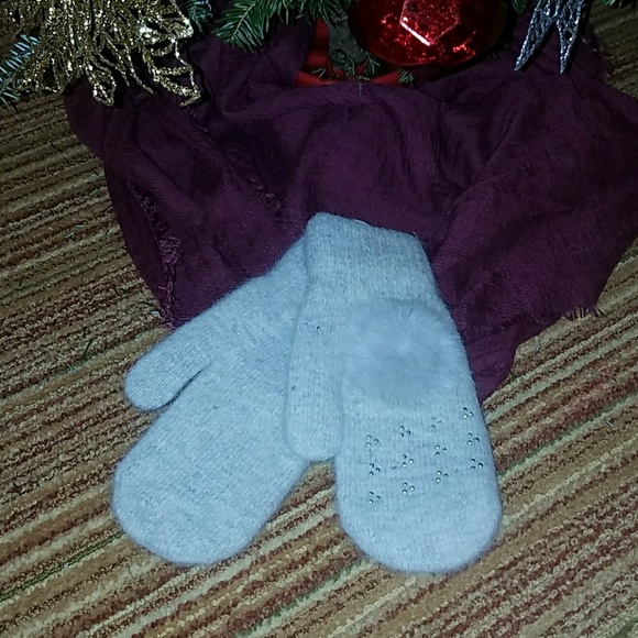 Accessories - ❌SOLD❌Adorable rhinestone, and faux fur mittens